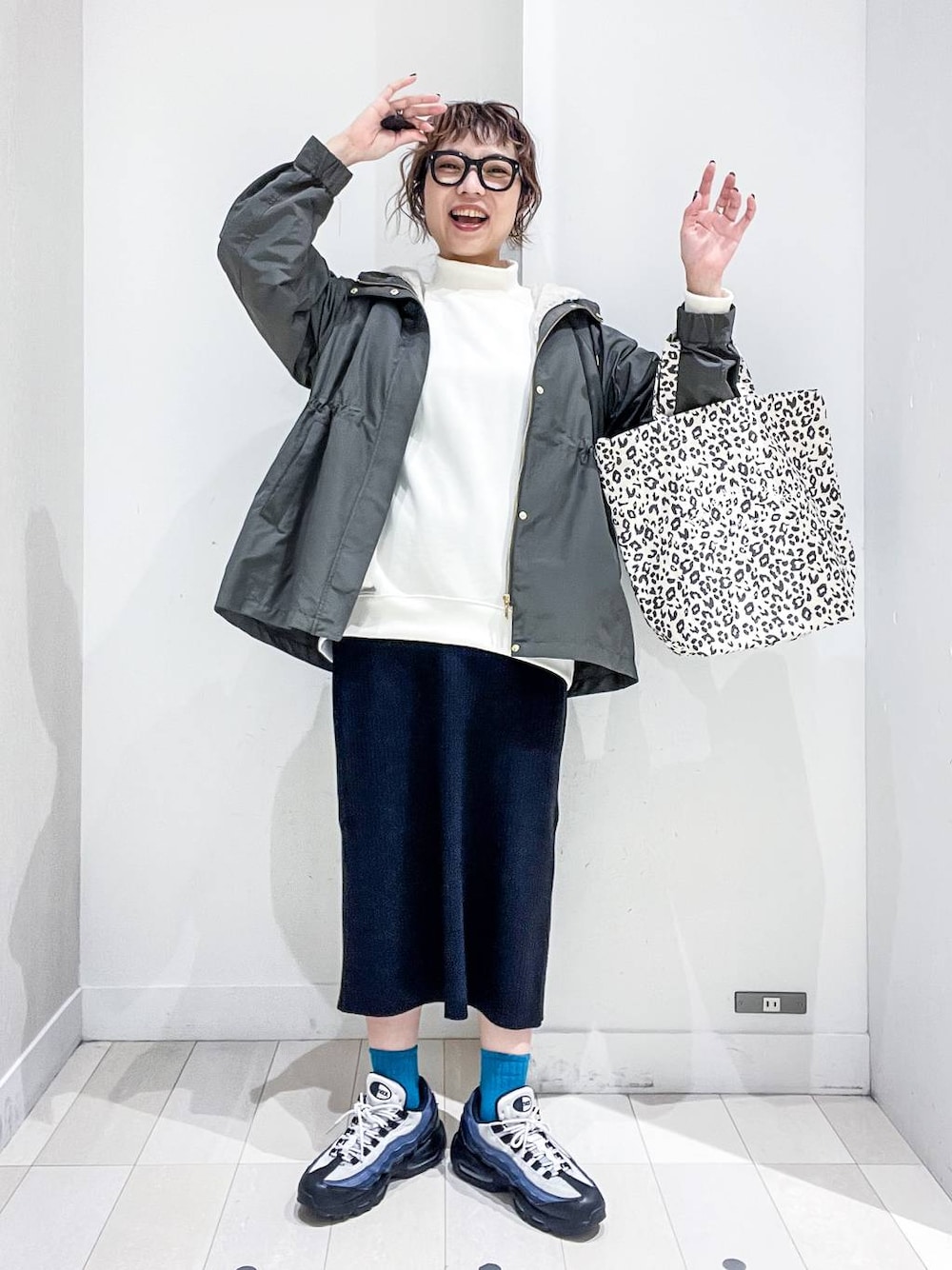 その他のトートバッグ、ホワイト系のTシャツ/カットソー、グリーン系のマウンテンパーカーを着用したレディースの秋コーディネートの1枚目の写真