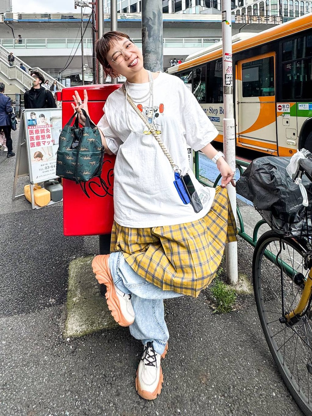 ホワイト系のTシャツ/カットソーを着用したレディースの春コーディネートの1枚目の写真