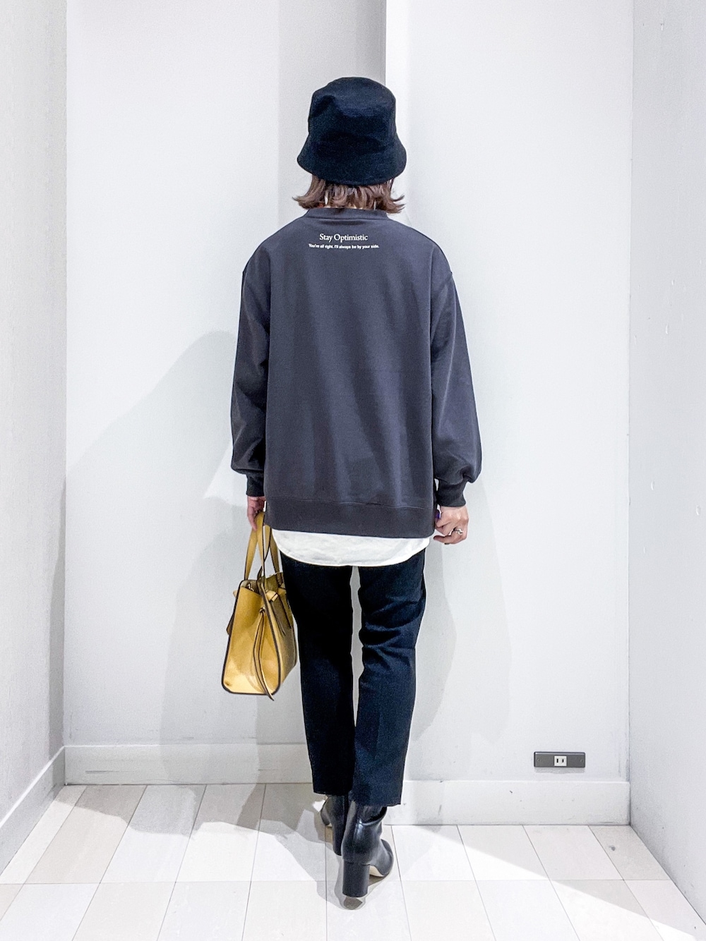 その他のブルゾン、グレー系のTシャツ/カットソー、ホワイト系のTシャツ/カットソーを着用したレディースの冬コーディネートの5枚目の写真