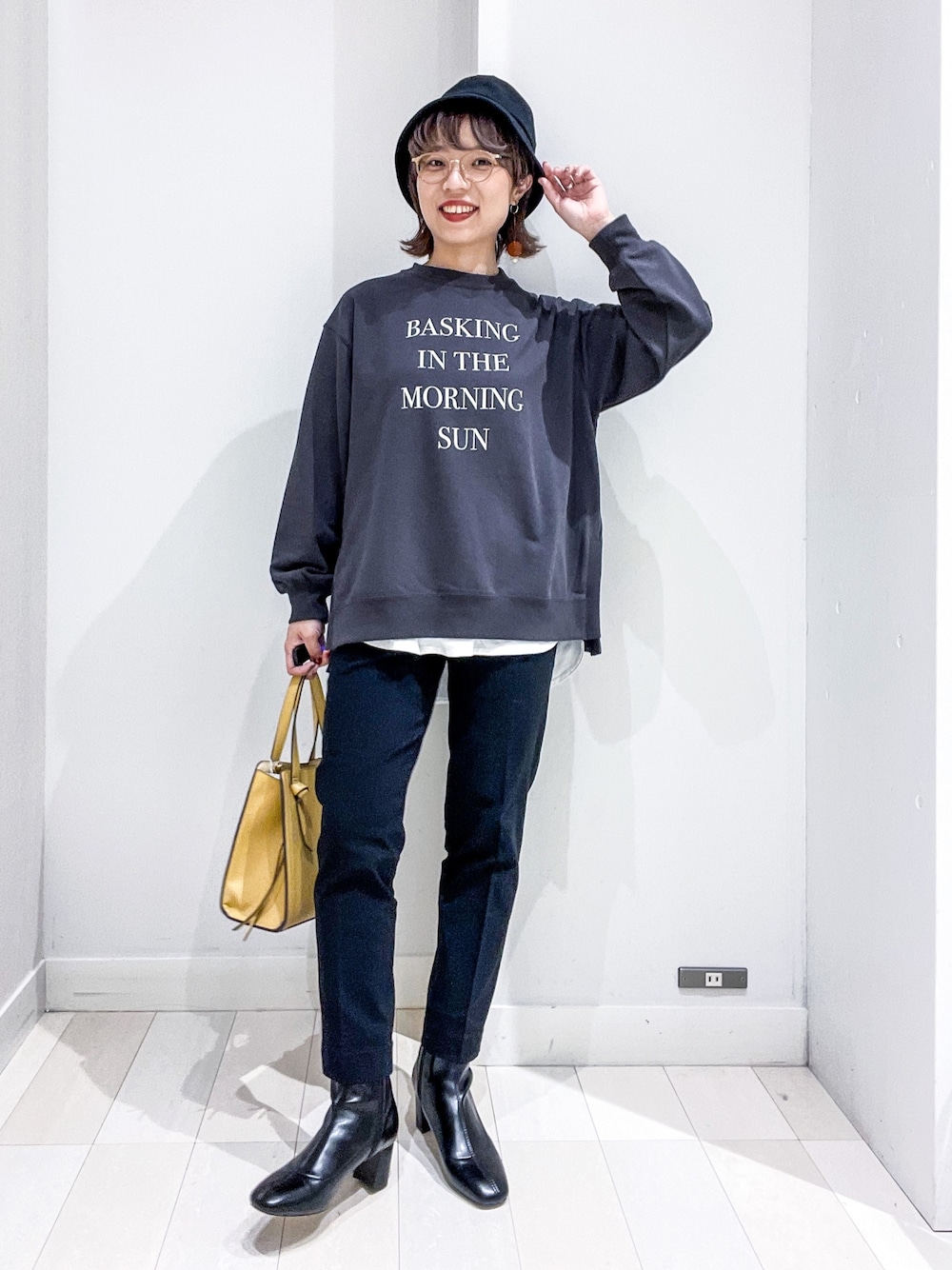 その他のブルゾン、グレー系のTシャツ/カットソー、ホワイト系のTシャツ/カットソーを着用したレディースの冬コーディネートの4枚目の写真