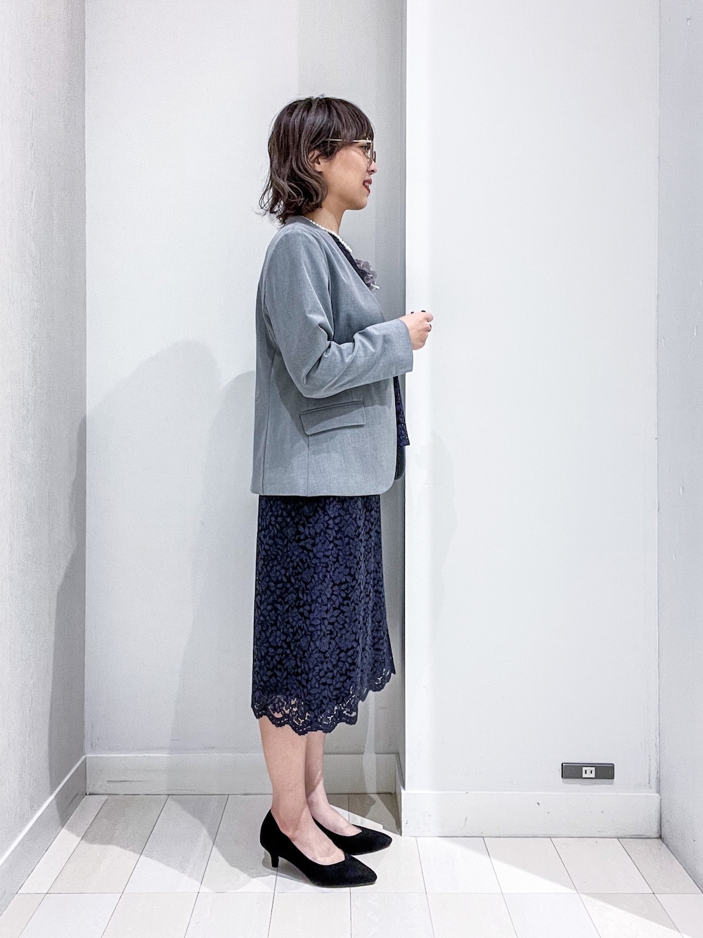 ブルー系のシャツ/ブラウス、グレー系のノーカラージャケット、ブルー系のスカートを着用したレディースの冬コーディネートの3枚目の写真