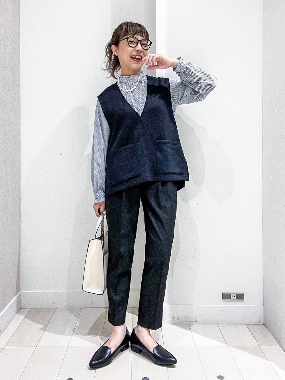 ブラック系のパンプス、ブラック系のその他パンツ、その他のシャツ/ブラウスを着用したレディースの秋コーディネートの1枚目の写真