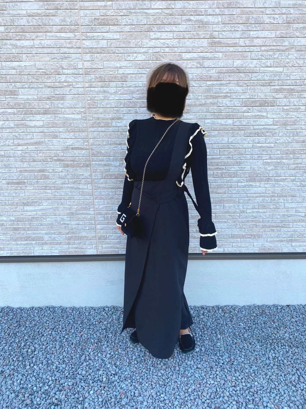 「カジュアルコーデ、オトナカジュアル、ベレー帽、休日スタイル、今日のコーデ、ブラックコーデ、ブラック」｜「UGGのアイテム（モカシン/デッキシューズ、ブラック系）」を使った、chiさん（レディース・169cm）の秋コーディネートの1枚目の写真