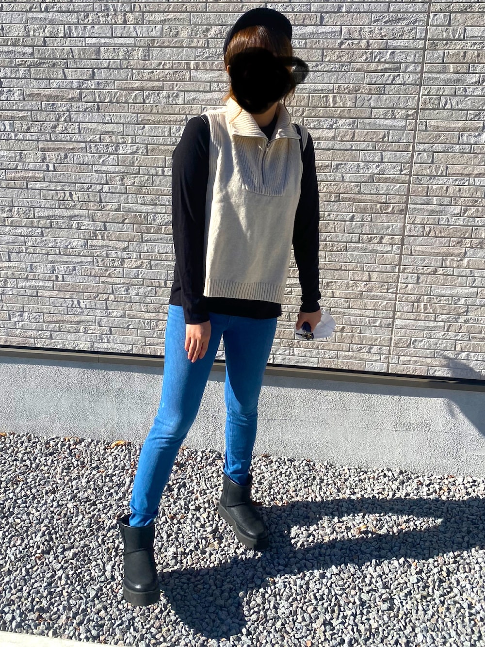 「UNIQLOのアイテム（デニムパンツ、ブルー系）」を使った、chiさん（レディース・169cm）の春コーディネートの1枚目の写真