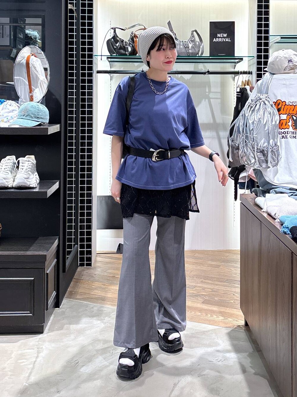 「カジュアル、体型カバー、バッグ、PAGEBOY、ショートヘア、レイヤードスタイル、厚底シューズ、サンダル、着痩せ・細見え、テーマパーク、骨格ストレート、旅行、夏コーデ、Tシャツ、フレアパンツ」｜「PAGEBOYのラメペーパービーニー（ニットキャップ/ビーニー、ベージュ系）」を使った、kaeさん（レディース・163cm）の春コーディネートの1枚目の写真
