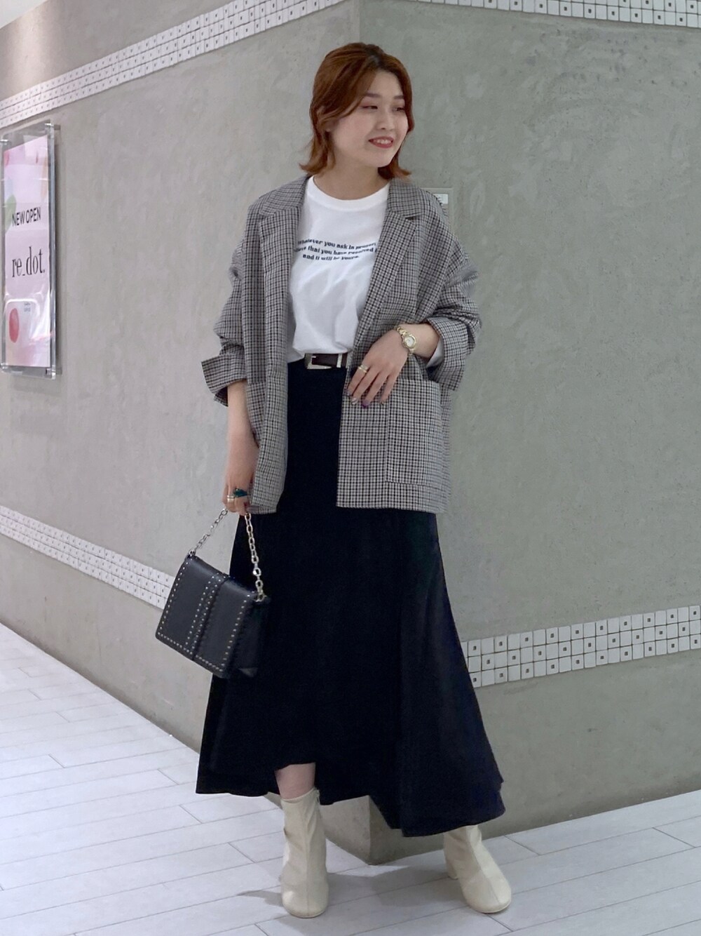 ホワイト系のTシャツ/カットソー、ブラック系のスカート、ブラック系のショルダーバッグを着用したレディースの秋コーディネートの1枚目の写真