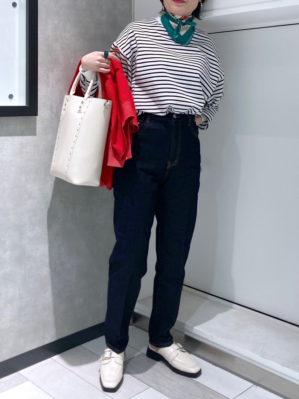 ホワイト系のTシャツ/カットソー、ホワイト系のショルダーバッグ、レッド系のカーディガン/ボレロを着用したレディースの春コーディネートの4枚目の写真