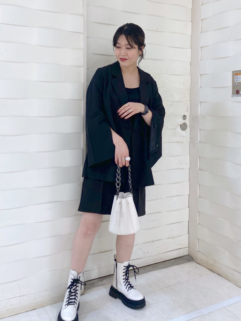 ブラック系のタンクトップ、ブラック系のジャケット/アウター、ブラック系のパンツを着用したレディースの夏コーディネートの1枚目の写真