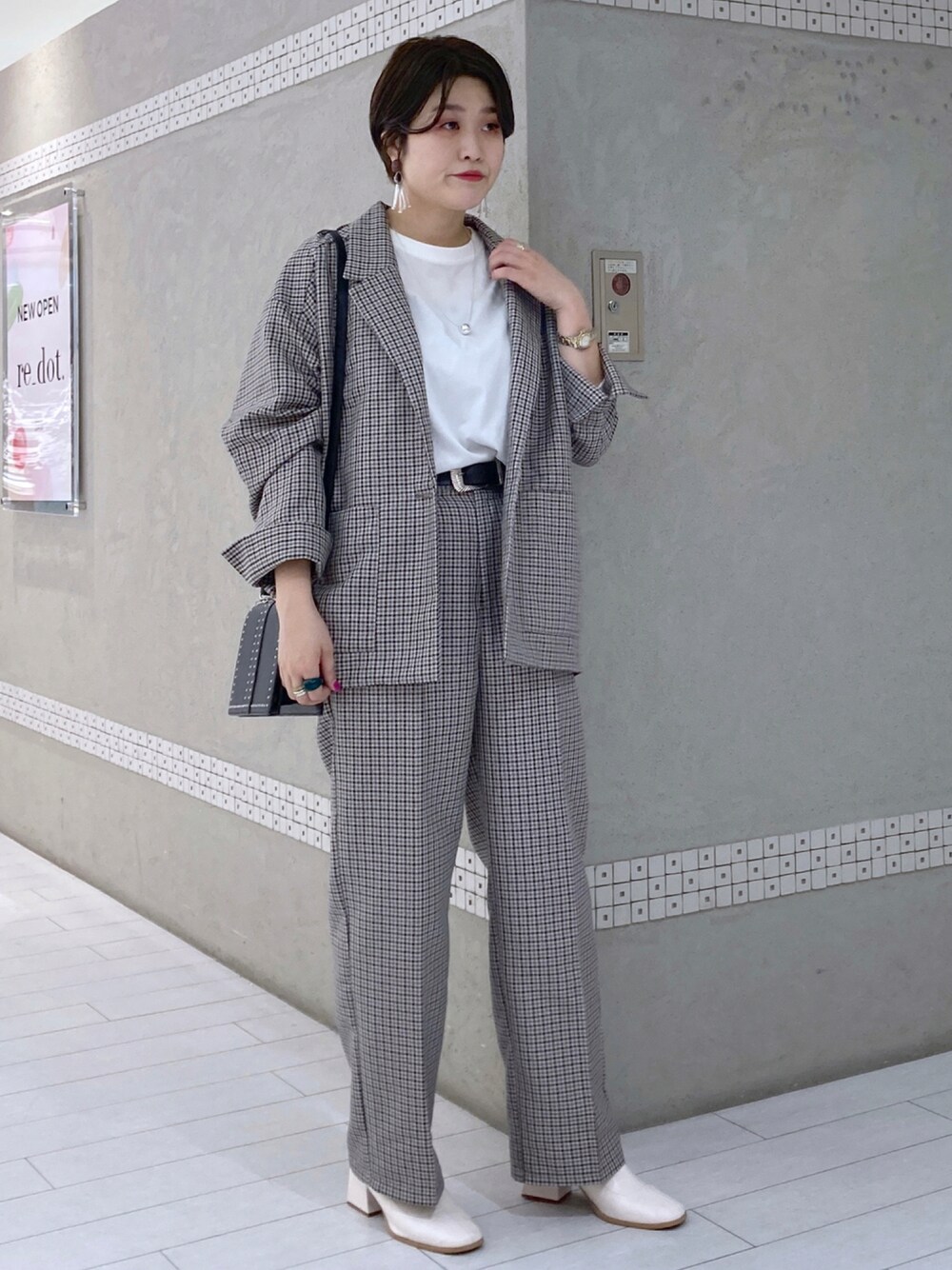 グレー系のテーラードジャケット、ブラック系のショルダーバッグ、グレー系のその他パンツを着用したレディースの秋コーディネートの1枚目の写真