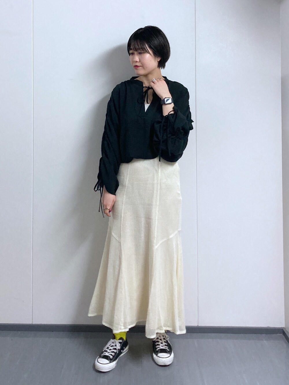 「春コーデ、ボリューム袖、コンバース、デート、プチプラ、PAGEBOY、スニーカー、マーメイドスカート、メッシュ、シンプルコーデ、骨格ストレート、モノトーン、ブラウス、休日コーデ、きれいめカジュアル」｜「PAGEBOYのスクエアネックニットタンク（タンクトップ、ホワイト系）」を使った、kaeさん（レディース・162cm）の春コーディネートの1枚目の写真