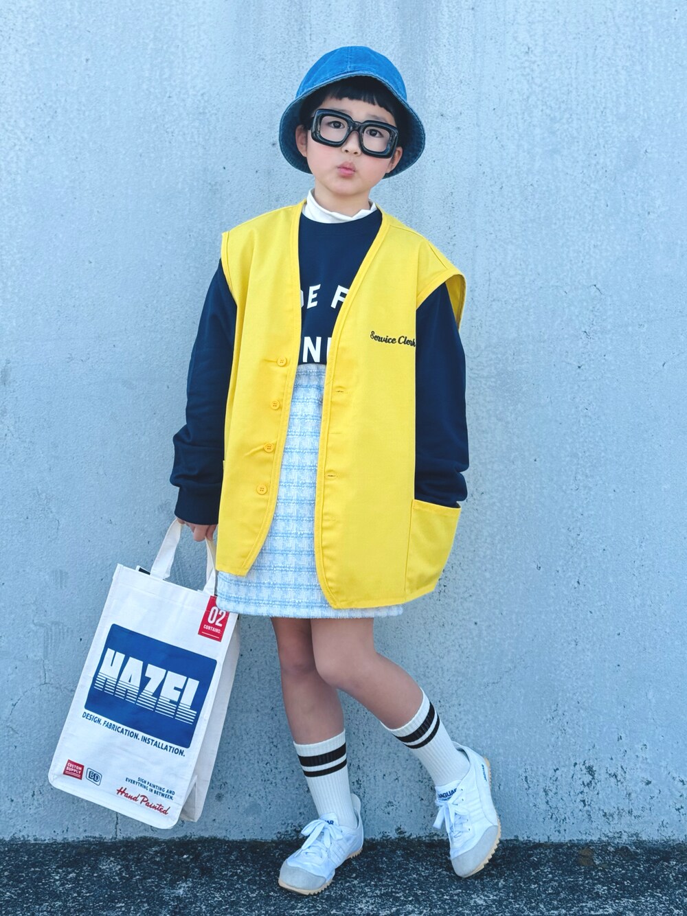 「春のおしゃ見えテクニック、春コーデ、レイヤードスタイル、古着MIX、めがね、スニーカー、春色、カジュアルコーデ、休日スタイル、ロゴスウェット、トートバッグ、お出かけコーデ、パステルカラー、プチプラ、ベスト」｜「UNIQLOのアイテム（ハット、ブルー系）」を使った、かーちんさん（キッズ・130cm）の春コーディネートの1枚目の写真