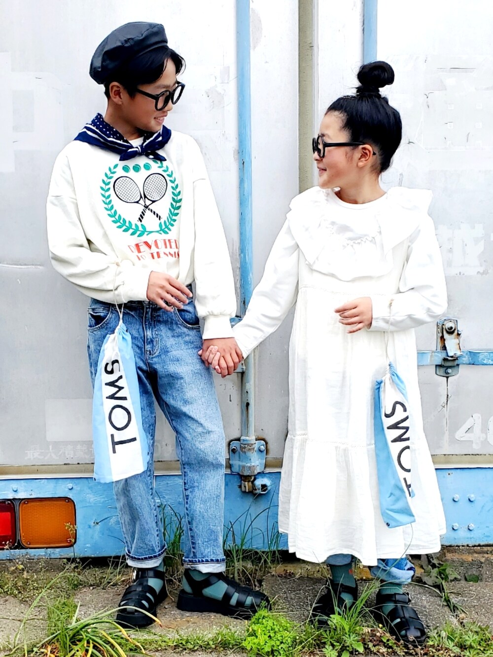 「淡色コーデ、春コーデ、シンプルコーデ、兄妹コーデ、デニム、プチプラ、グルカサンダル、めがね、休日スタイル、スウェット」｜「Right-on KIDSのアイテム（デニムパンツ、ブルー系）」を使った、かーちんさん（キッズ・124cm）の春コーディネートの1枚目の写真