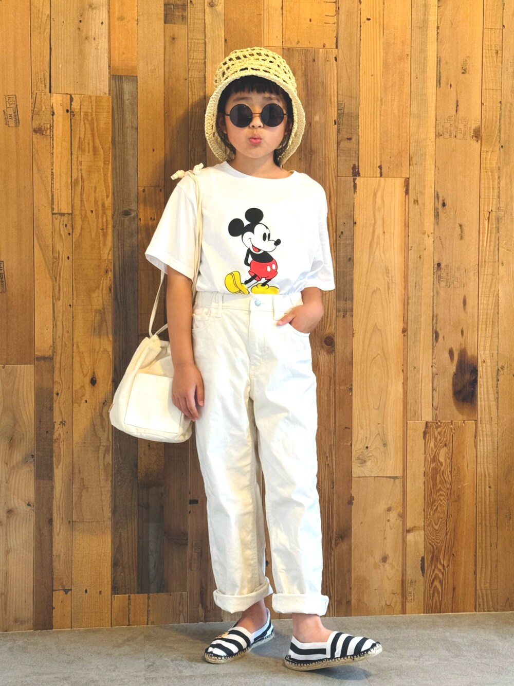 「Tシャツ、プチプラ、夏コーデ、ワントーン、デニム、サングラス、ショルダーバッグ、お出かけコーデ、UNIQLO、休日スタイル、ボーダー、カジュアルコーデ、淡色コーデ、ホワイトコーデ、白Tシャツ」｜「green label relaxingのアイテム（ハット、ベージュ系）」を使った、かーちんさん（キッズ・132cm）の夏コーディネートの1枚目の写真