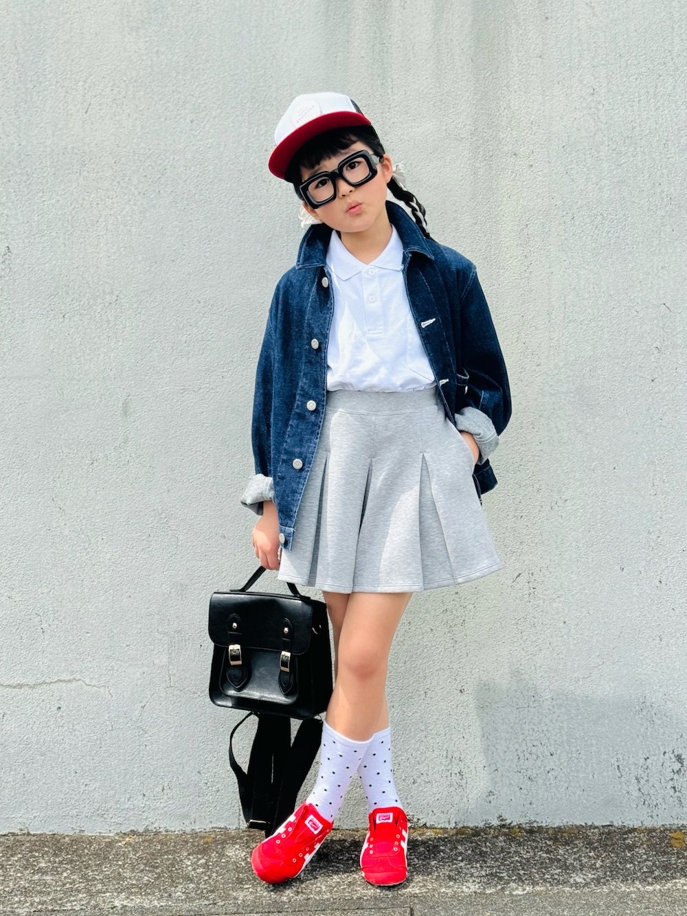 「スニーカー、デニム、デニムコーデ、春色、春コーデ、スポーツミックス、キャップ、韓国子供服、古着MIX、めがね、お出かけコーデ、ポロシャツ、シンプルコーデ、カジュアルコーデ、デートコーデ」｜「UNIQLOのアイテム（ポロシャツ、ホワイト系）」を使った、かーちんさん（キッズ・132cm）の春コーディネートの1枚目の写真