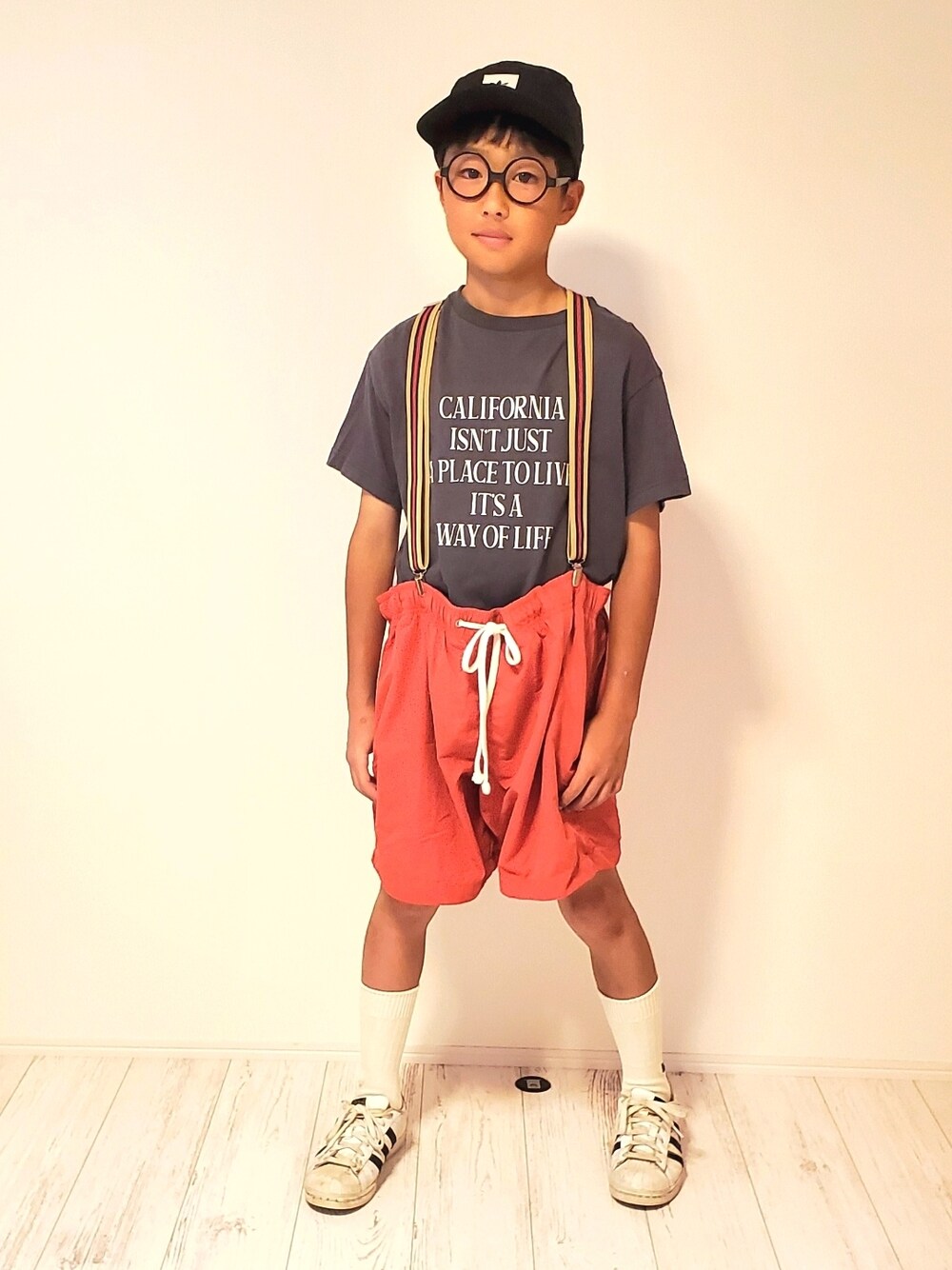 「カジュアルコーデ、キャップ、ロゴT、プチプラ、ビッグシルエット、タックイン、ハーフパンツ、スニーカーコーデ、めがね、休日スタイル、レイヤードスタイル、GU、adidas、ショートパンツ、夏コーデ」｜「GUのアイテム（Tシャツ/カットソー、グレー系）」を使った、かーちんさん（キッズ・138cm）の夏コーディネートの1枚目の写真