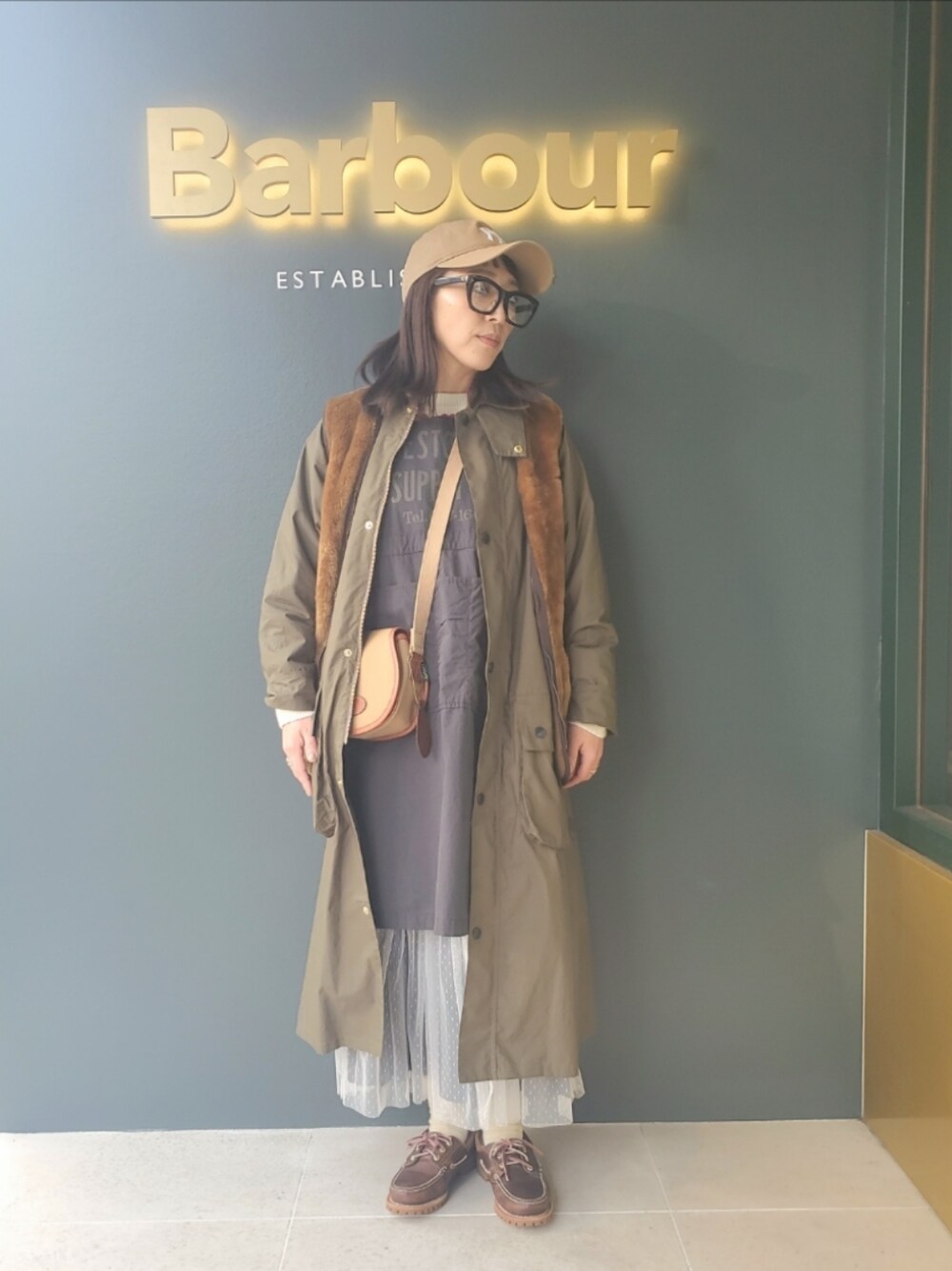 「ファッションを楽しもう、レイヤードスタイル、冬コーデ、ベスト、ビッグシルエット、メガネ女子、ワンピース、ショルダーバッグ、キャップ、ブラウン、カジュアルコーデ、お出かけコーデ、barbour、冬アウター、コート」｜「NEW ERAの【NEW ERA】9TWENTY MLB BASEBALL CAP /【ニューエラ】920 ナイントゥエンティ メジャーリーグ ベースボール キャップ（キャップ、ベージュ系）」を使った、かーちんさん（レディース・156cm）の秋コーディネートの1枚目の写真