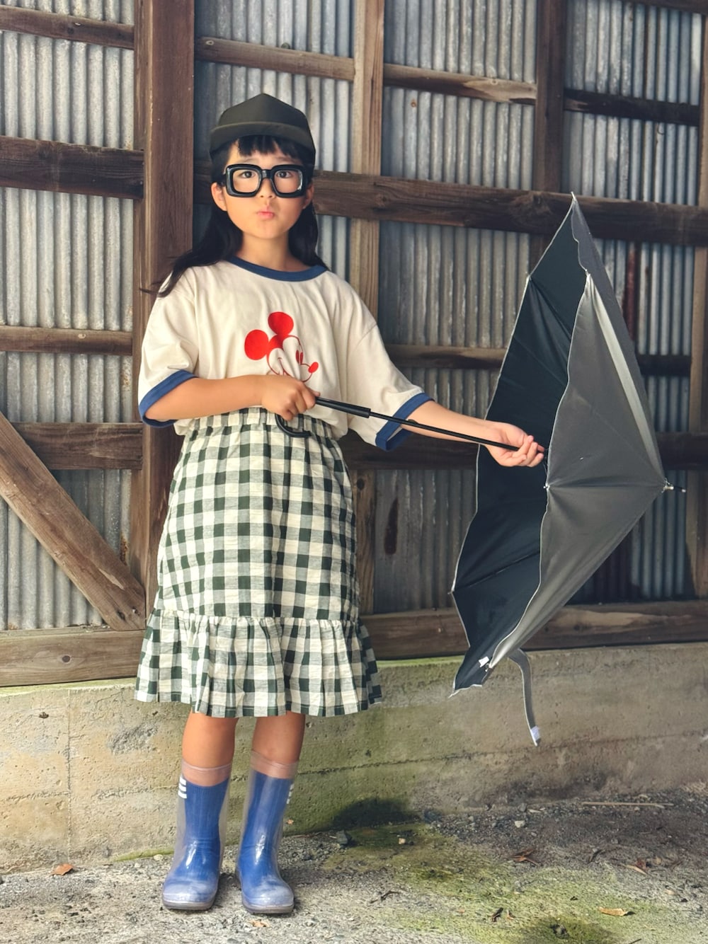 「雨の日コーデ、フリル、スカート、Tシャツ、プチプラ、韓国子供服、レインシューズ、キャップ、めがね、夏コーデ、UNIQLO、チェック、カジュアルコーデ、休日スタイル、ミッキー」｜「UNIQLOのアイテム（Tシャツ/カットソー、ホワイト系）」を使った、かーちんさん（キッズ・132cm）の春コーディネートの1枚目の写真
