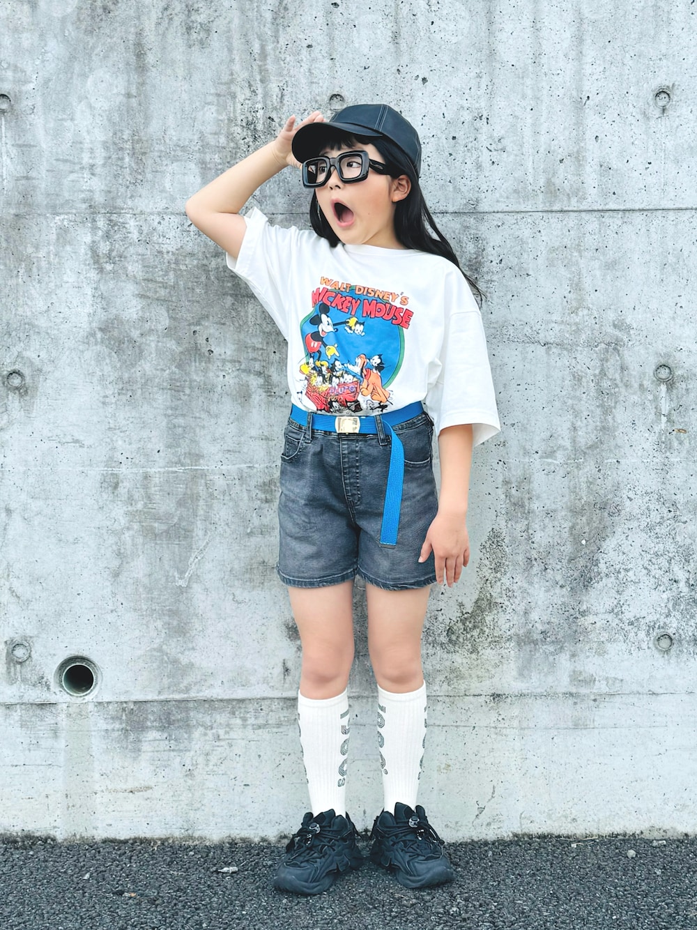 「めがね、カジュアルコーデ、ショートパンツ、キャップ、モノトーン、お出かけコーデ、春コーデ、デニム、スニーカー、休日スタイル、韓国子供服、春夏コーデ」｜「ZARAのアイテム（キャップ、ブラック系）」を使った、かーちんさん（キッズ・132cm）の春コーディネートの1枚目の写真