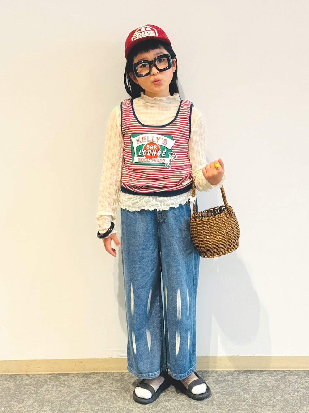 「スポーツミックス、春夏コーデ、マリン、デニム、デニムパンツ、プチプラ、韓国子供服、めがね、レイヤードスタイル、サンダル、キャップ、カジュアルコーデ、シアートップス、お出かけコーデ、ボーダー」｜「THEATRE PRODUCTSのSEASIDEキャップ（キャップ、レッド系）」を使った、かーちんさん（キッズ・132cm）の春コーディネートの1枚目の写真