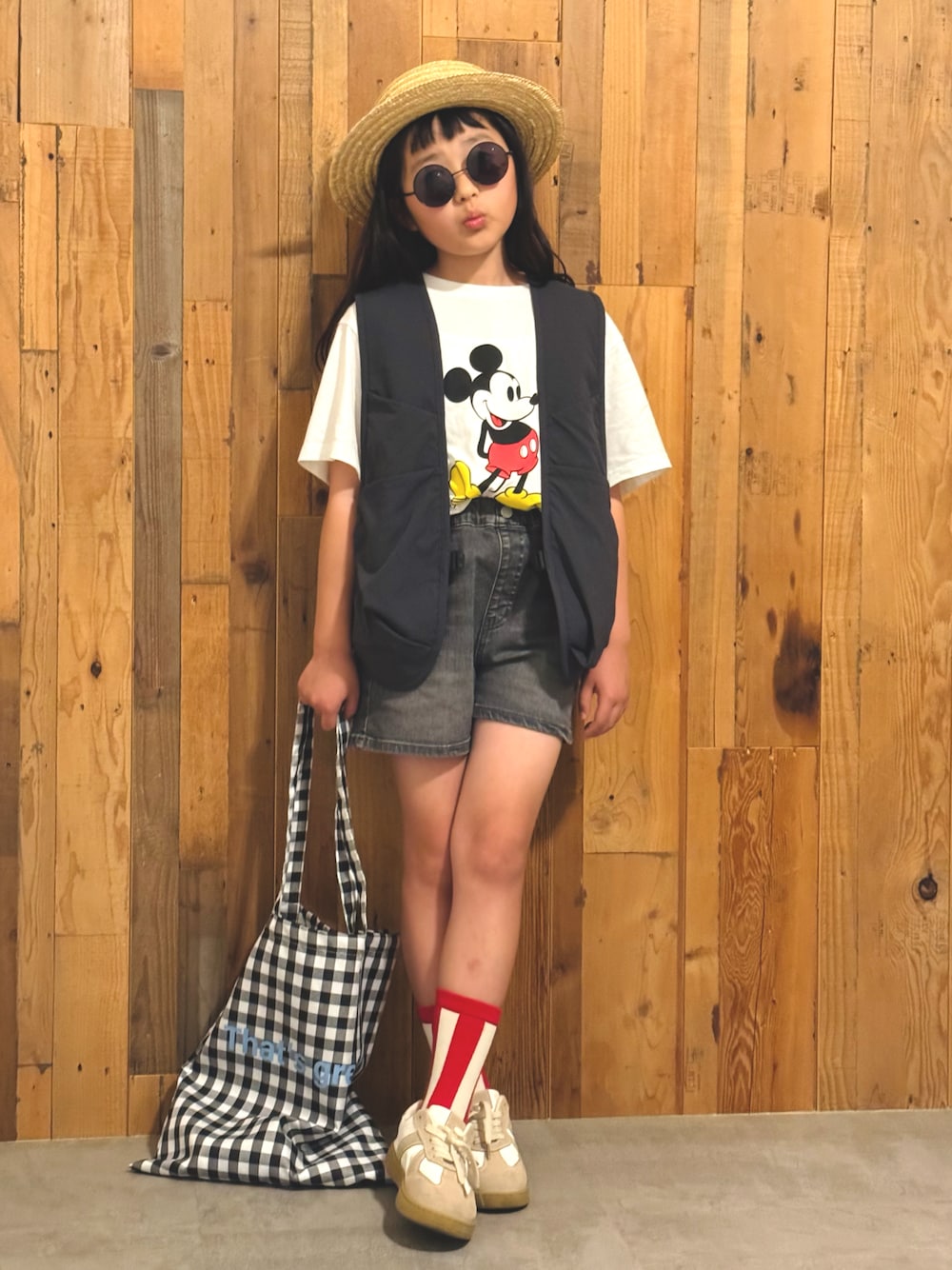 「モノトーン、Tシャツ、ベスト、デニム、ショートパンツ、レイヤードスタイル、お出かけコーデ、カジュアルコーデ、夏コーデ、プチプラ、UNIQLO、ストライプ、休日スタイル、スニーカー、ブラックコーデ」｜「西松屋のアイテム（帽子、ベージュ系）」を使った、かーちんさん（キッズ・132cm）の春コーディネートの1枚目の写真