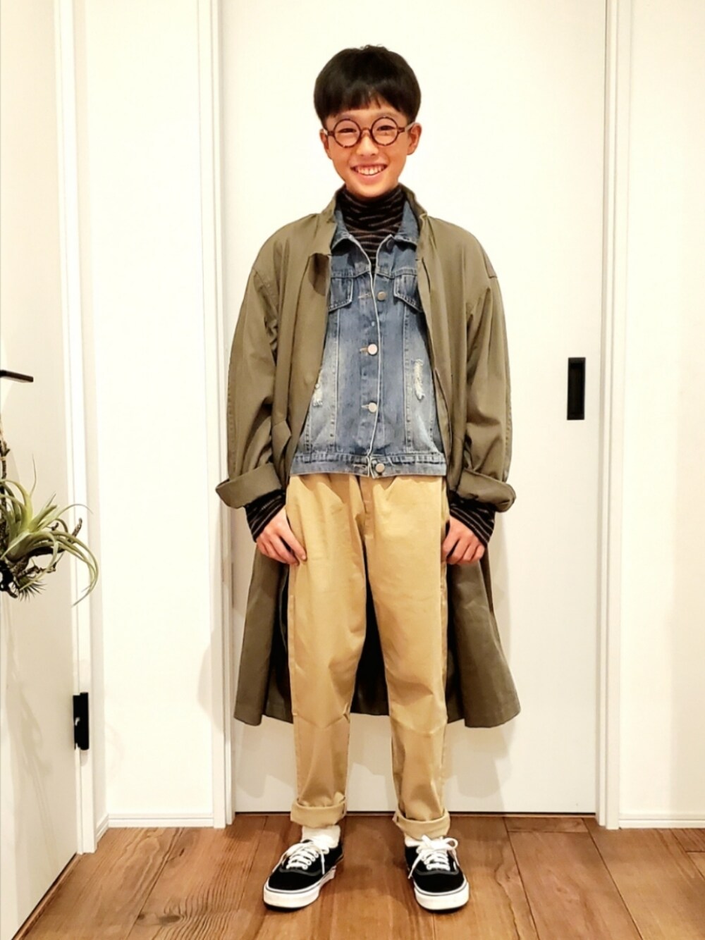 「レイヤードスタイル、モッズコート、めがね、デニム、プチプラ、カジュアルコーデ、チノパンツ、ベージュ、タートルネック、お出かけコーデ、休日スタイル、ボーダー、シンプルコーデ、スニーカー、コート」｜「UNIQLOのアイテム（Tシャツ/カットソー、ホワイト系）」を使った、かーちんさん（キッズ・147cm）の秋コーディネートの1枚目の写真