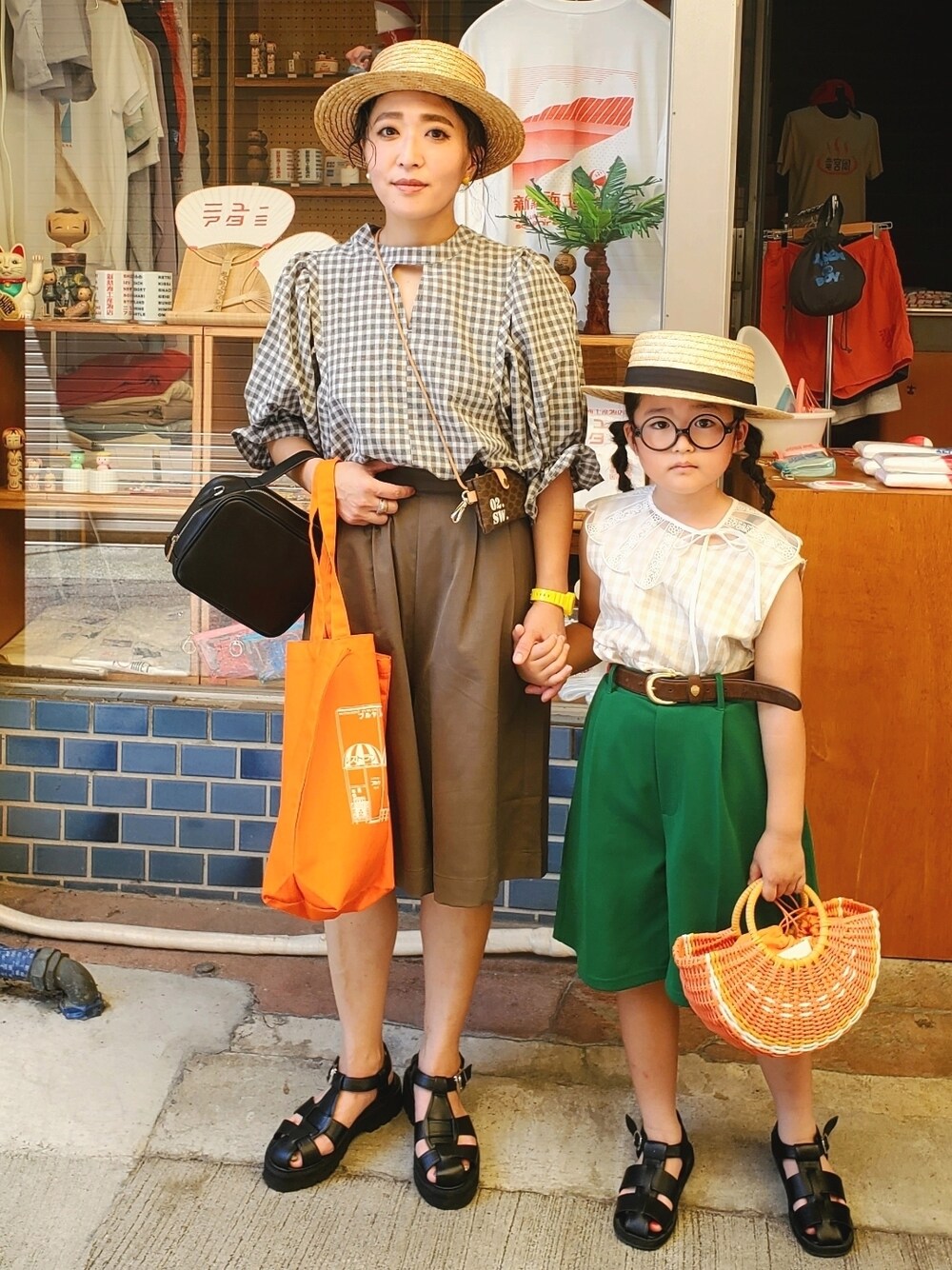 「夏コーデ、シャツスタイル、ギンガムチェック、カジュアルコーデ、休日スタイル、ハーフパンツ、ショートパンツ、プチプラ、親子コーデ、リンクコーデ、麦わら帽子、カンカン帽、タックイン、グルカサンダル、ビタミンカラー」｜「しまむらのアイテム（トップス、ベージュ系）」を使った、かーちんさん（キッズ・120cm）の夏コーディネートの1枚目の写真