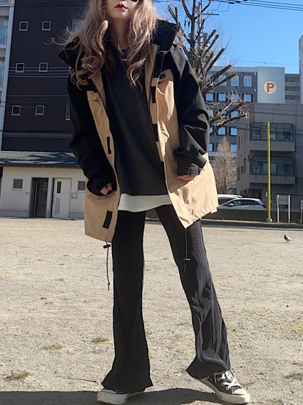 「エクストララージ、春、オトナカジュアル、ゆるコーデ、カジュアルコーデ、おしゃれさんと繋がりたい、春アウター、スニーカーコーデ、オトナ女子、レイヤードスタイル、マウンテンパーカー」｜「Javaの実は、レイヤードはフェイクなんです！ビッグシルエットトレーナー(長袖)（Tシャツ/カットソー、グレー系）」を使った、noah🐈さん（レディース・155cm）の春コーディネートの1枚目の写真