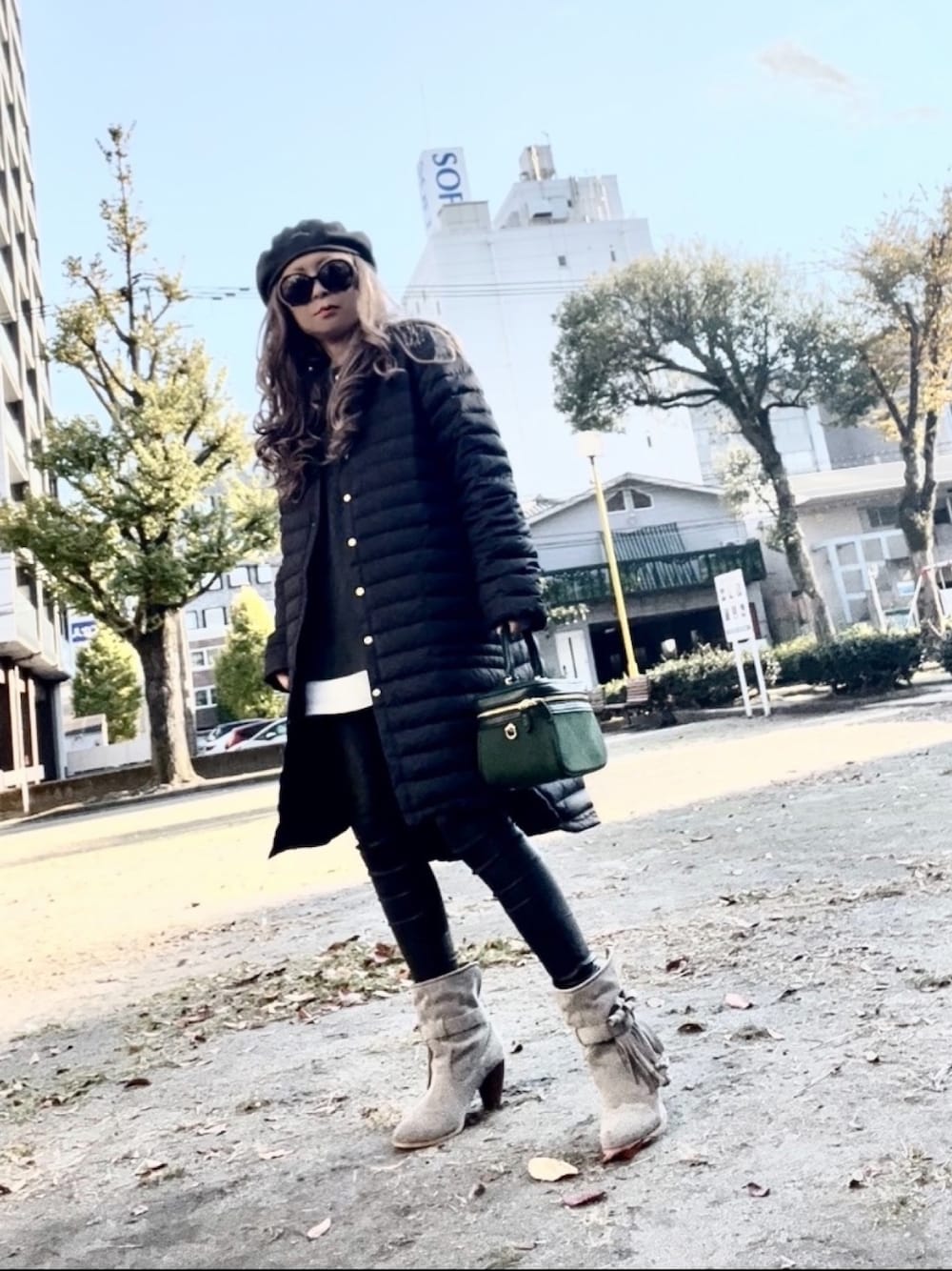「アウター、カジュアル、シンプル、黒、ショートブーツ、ミニバッグ、モノトーンコーデ、パンツコーデ、秋冬コーデ、おしゃれさんと繋がりたい」｜「GOODENOUGHのアイテム（ハンチング/ベレー帽、グレー系）」を使った、noah🐈さん（レディース・155cm）の秋コーディネートの1枚目の写真