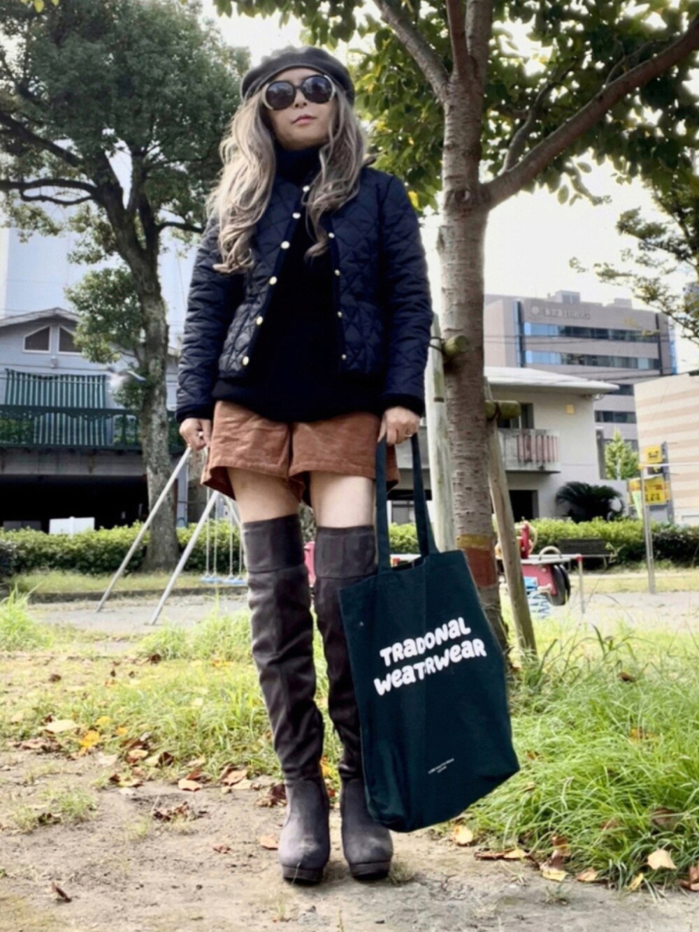 「トートバッグ、シンプル、ショートパンツ、大人女子、秋、オトナカジュアル、秋コーデ、お洒落さんとつながりたい、秋トレンド2021、だから秋服が好き」｜「GOODENOUGHのアイテム（ハンチング/ベレー帽、グレー系）」を使った、noah🐈さん（レディース・160cm）の秋コーディネートの1枚目の写真