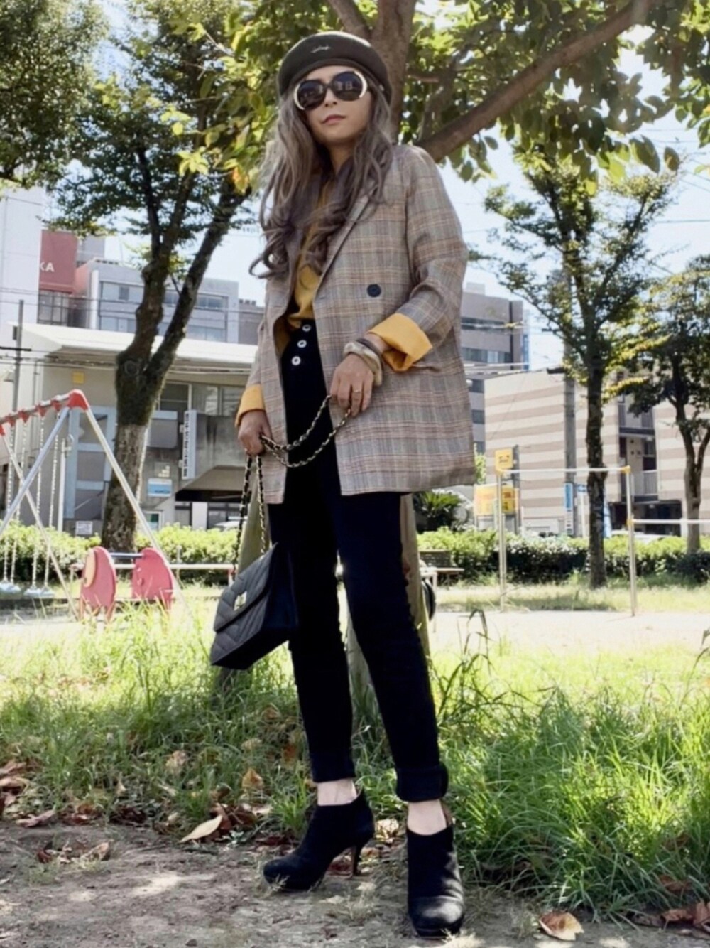 「秋のコーデ、キレイめ、大人コーデ、タックイン、秋服、カジュアルコーデ、デニムコーデ、ゆるコーデ、オトナカジュアル、秋トレンド2021」｜「Ulyssesのチェックテーラードジャケット（テーラードジャケット、イエロー系）」を使った、noah🐈さん（レディース・160cm）の秋コーディネートの1枚目の写真