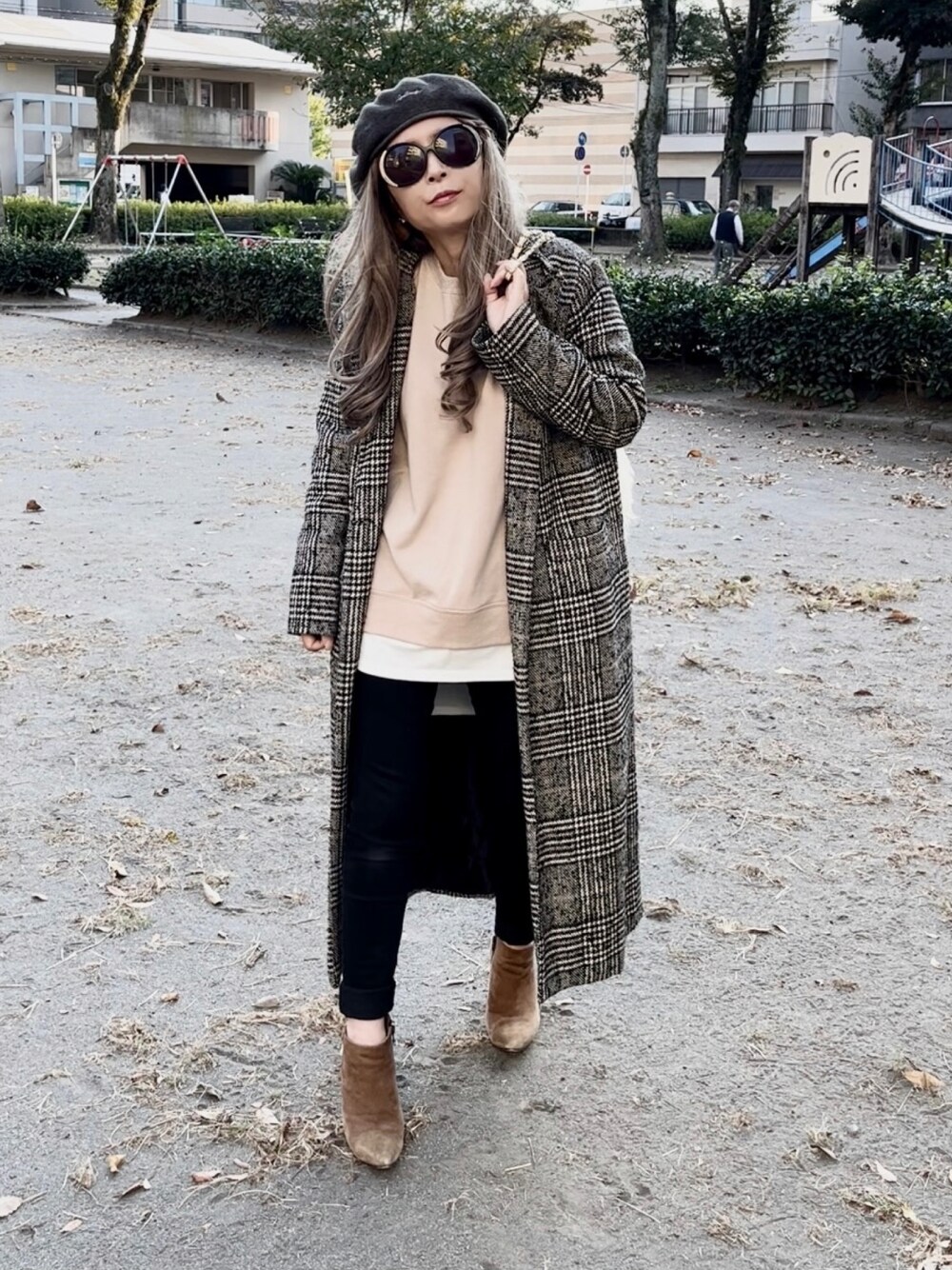「秋コーデ、カジュアル、大人コーデ、冬コーデ、おしゃれさんと繋がりたい、シンプル、ショートブーツ、スウェット、ナチュラル、チェック柄に恋してる」｜「GOODENOUGHのアイテム（ハンチング/ベレー帽、グレー系）」を使った、noah🐈さん（レディース・155cm）の秋コーディネートの1枚目の写真