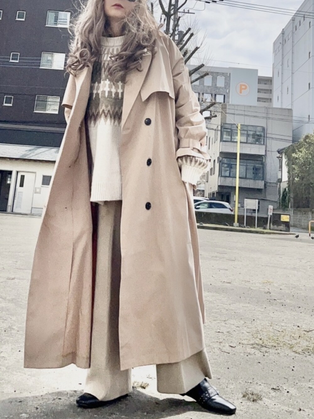 「カジュアルコーデ、オトナカジュアル、春服、ゆるコーデ、大人かわいい、プチプラコーデ、キレイめ、おしゃれさんと繋がりたい、着回しコーデ、リラックス、ボリューム袖、ローファー」｜「JUNOAHの袖タックトレンチ風デザインコート（トレンチコート、ベージュ系）」を使った、noah🐈さん（レディース・155cm）の冬コーディネートの1枚目の写真