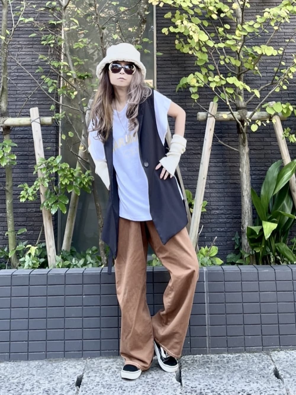 「LEE、Lee、秋のコーデ、カジュアルコーデ、オトナカジュアル、お洒落さんとつながりたい、ゆるコーデ、秋服コーデ、着回しコーデ、ラフ、カラーパンツ、秋先取りコーデ、ブラウン、シンプルスタイル、アームウォーマー」｜「14+のエコファーバケットハット（ハット、ホワイト系）」を使った、noah🐈さん（レディース・155cm）の秋コーディネートの1枚目の写真
