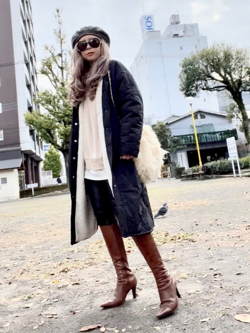 「ビッグシルエット、ショルダーバッグ、モノトーン、お出かけコーデ、レザーパンツ、キルティングジャケット、ボアジャケット、シンプルコーデ、秋服、オトナカジュアル、いいね、save、フォローお願いします🤑」｜「GOODENOUGHのアイテム（ハンチング/ベレー帽、グレー系）」を使った、noah🐈さん（レディース・155cm）の秋コーディネートの1枚目の写真