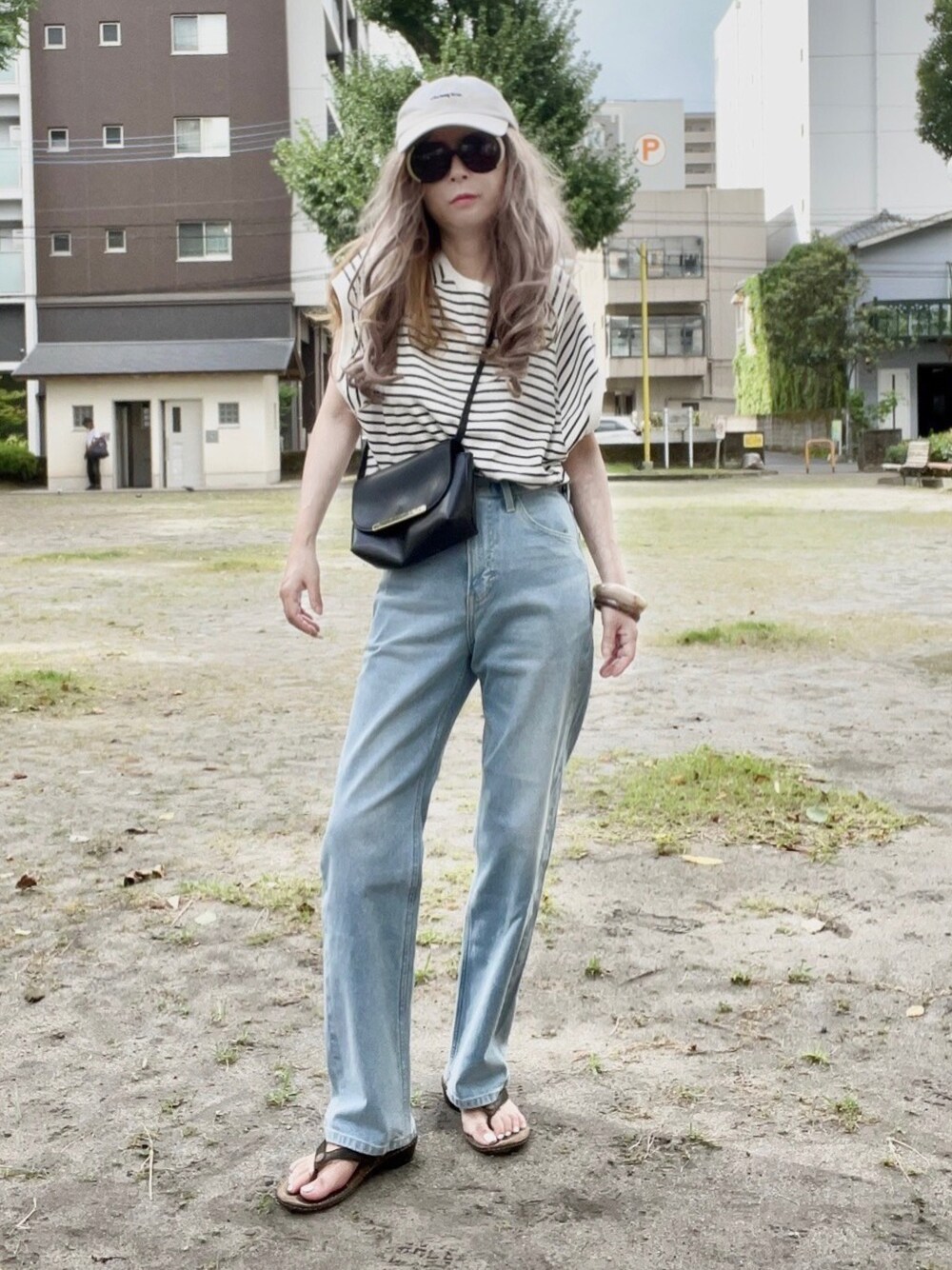「LEE、オトナカジュアル、シンプルコーデ、オトナ女子、夏、カジュアル、ショルダーバッグ、ビーチサンダル、ラフ、ボーダー」｜「Auntie Rosa HolidayのラグランスリーブボーダーT（Tシャツ/カットソー、ブラック系）」を使った、noah🐈さん（レディース・155cm）の夏コーディネートの1枚目の写真