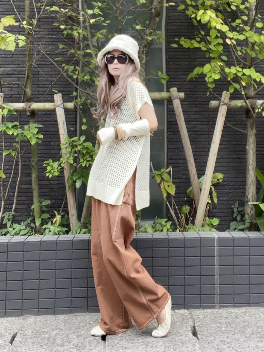 「LEE、秋コーデ、オトナ女子、シンプル、秋服準備はじめました、オトナカジュアル、着回しコーデ、秋カラー、秋のコーデ、リラックススタイル、秋先取りコーデ、お洒落さんとつながりたい、カラーパンツ、秋冬コーデ、ワイドパンツ」｜「14+のエコファーバケットハット（ハット、ホワイト系）」を使った、noah🐈さん（レディース・155cm）の秋コーディネートの1枚目の写真