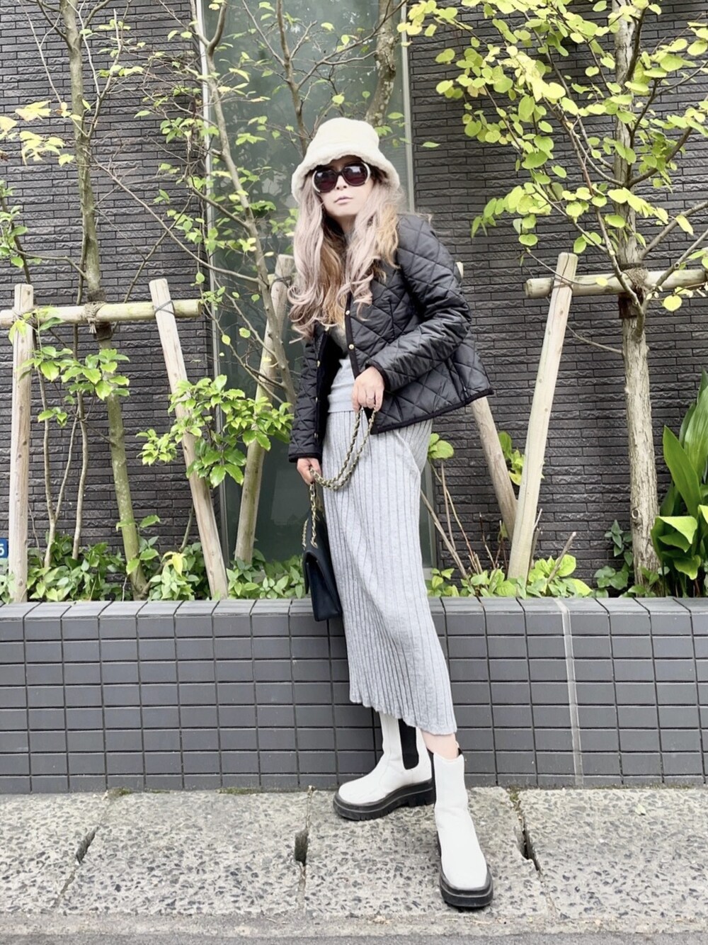 「トラディショナルウェザーウェア、Traditional Weatherwear、秋コーデ、シンプルコーデ、大人カジュアル、秋カラー、おしゃれさんと繋がりたい、カジュアル、ラフコーデ、ロングスカート、ショルダーバッグ、ブーツコーデ、ダウンジャケット」｜「Traditional WeatherwearのARKLEY（ノーカラージャケット、ブラック系）」を使った、noah🐈さん（レディース・155cm）の秋コーディネートの1枚目の写真