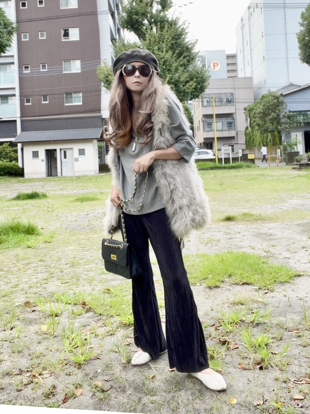 「カジュアルコーデ、シンプルスタイル、オトナ女子、秋のコーデ、秋物準備はじめました、大人ガーリー、ショルダーバッグ、ファーベスト、きれいめコーディネート、秋🍁コーデ」｜「GOODENOUGHのアイテム（ハンチング/ベレー帽、グレー系）」を使った、noah🐈さん（レディース・155cm）の秋コーディネートの1枚目の写真