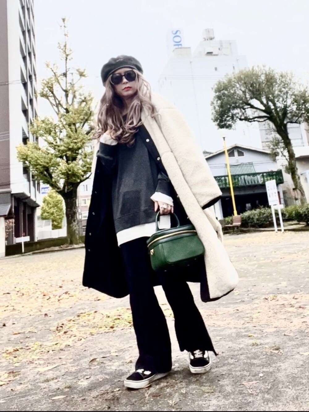 「スニーカー、アウター、トレンド、ボア、ナチュラル、キレイめ、大人女子、シンプルコーデ、パンツコーデ、ゆるコーデ、ラクチンコーデ、いいね、save、フォローお願いします🤑」｜「GOODENOUGHのアイテム（ハンチング/ベレー帽、グレー系）」を使った、noah🐈さん（レディース・155cm）の秋コーディネートの1枚目の写真