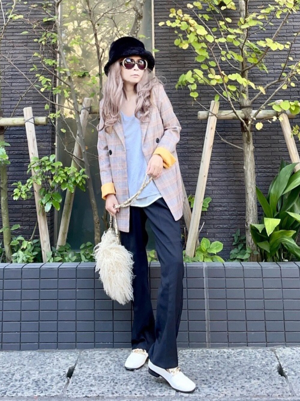 「ラングラー、Wrangler、秋コーデ、パンツスタイル、おしゃれさんと繋がりたい、オトナ女子、秋🍁コーデ、秋服準備はじめました、秋、大人女子、お仕事コーデ、チェック柄」｜「14+のエコファーバケットハット（ハット、ブラック系）」を使った、noah🐈さん（レディース・155cm）の秋コーディネートの1枚目の写真