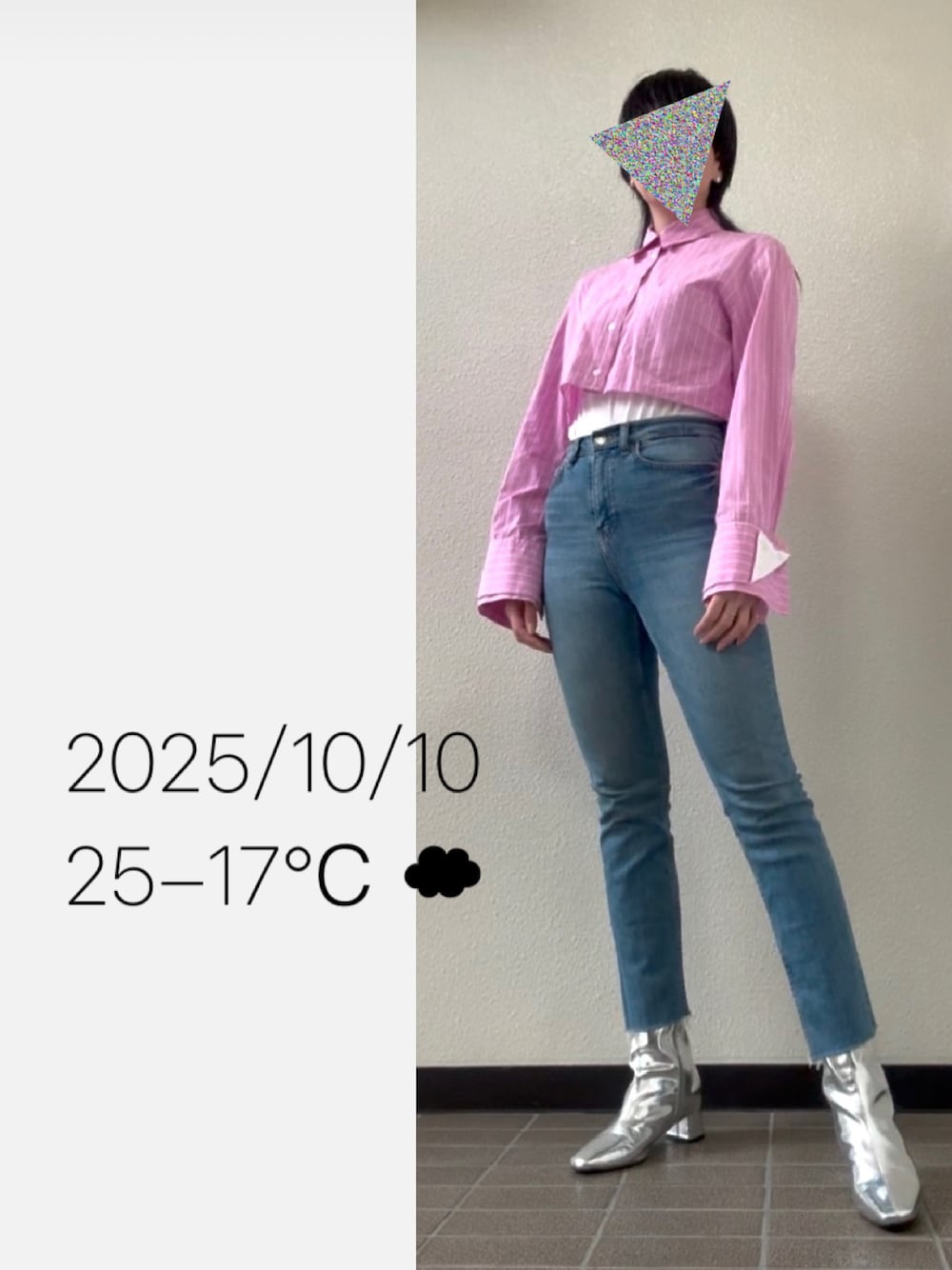 ピンク系のシャツ/ブラウス、ブルー系のデニムパンツ、シルバー系のブーツを着用したレディースの秋コーディネートの1枚目の写真