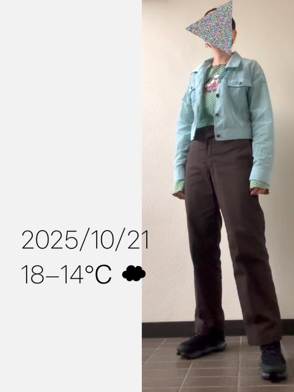 ブラック系のスニーカー、グレー系のチノパンツを着用したレディースの秋コーディネートの1枚目の写真