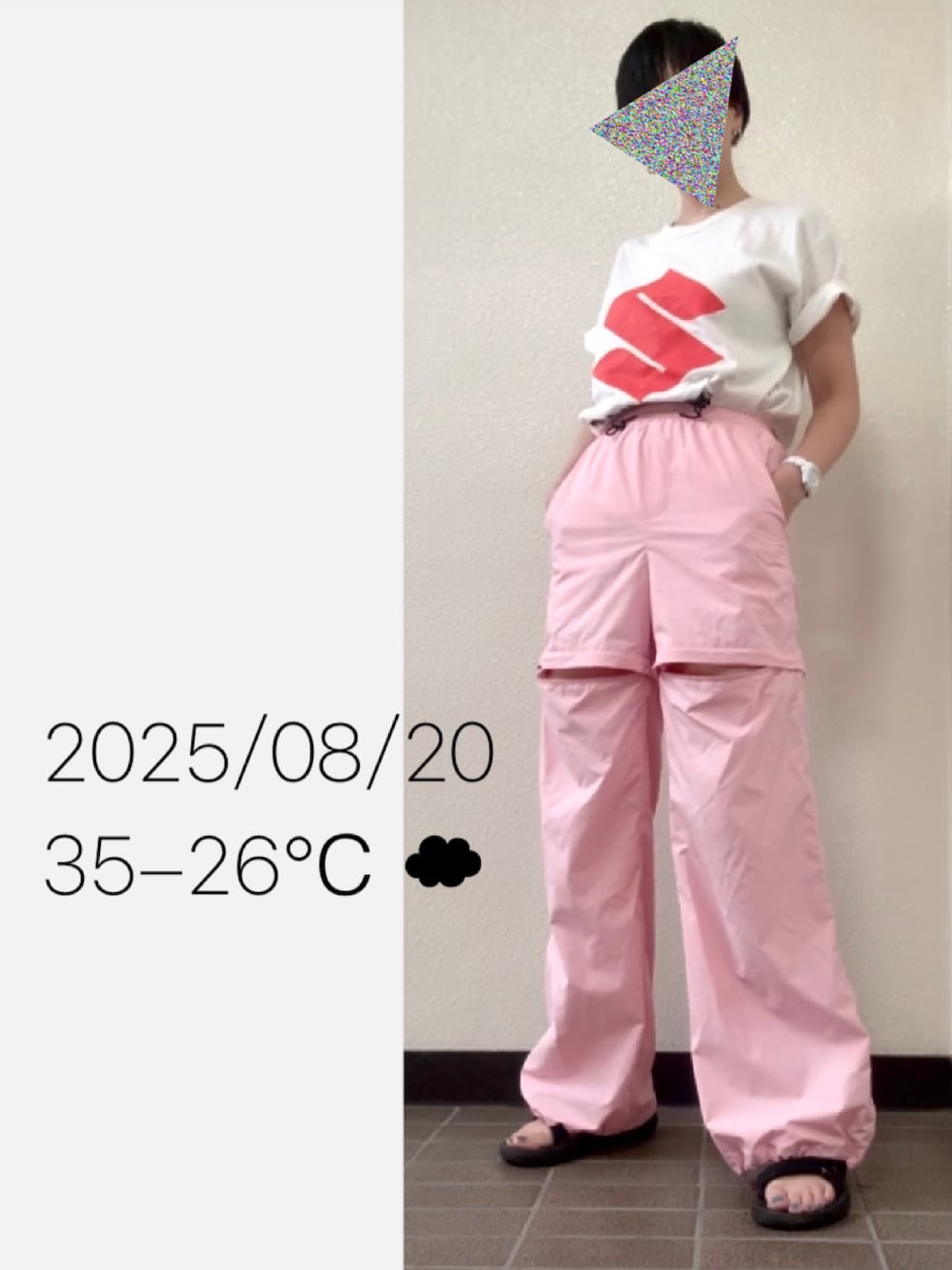 ブラック系のサンダルを着用したレディースの夏コーディネートの1枚目の写真