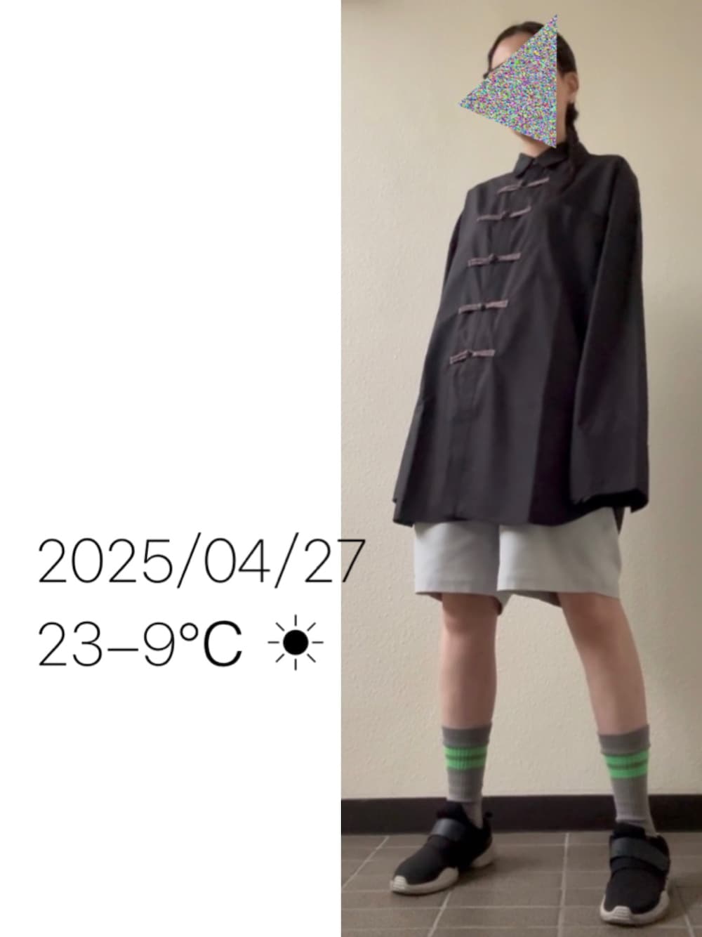 「スキーパンツ、ハーフパンツ、チャイナボタンシャツ」｜「ZARAのアイテム（スニーカー、ブラック系）」を使った、hingeさん（レディース・161cm）の春コーディネートの1枚目の写真