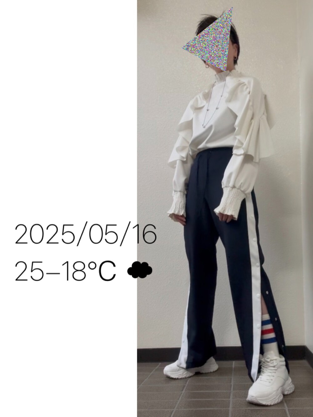 「ダッドスニーカー、ジャージーパンツ、フリルブラウス」｜「ZARAのアイテム（その他パンツ、ブルー系）」を使った、hingeさん（レディース・161cm）の春コーディネートの1枚目の写真
