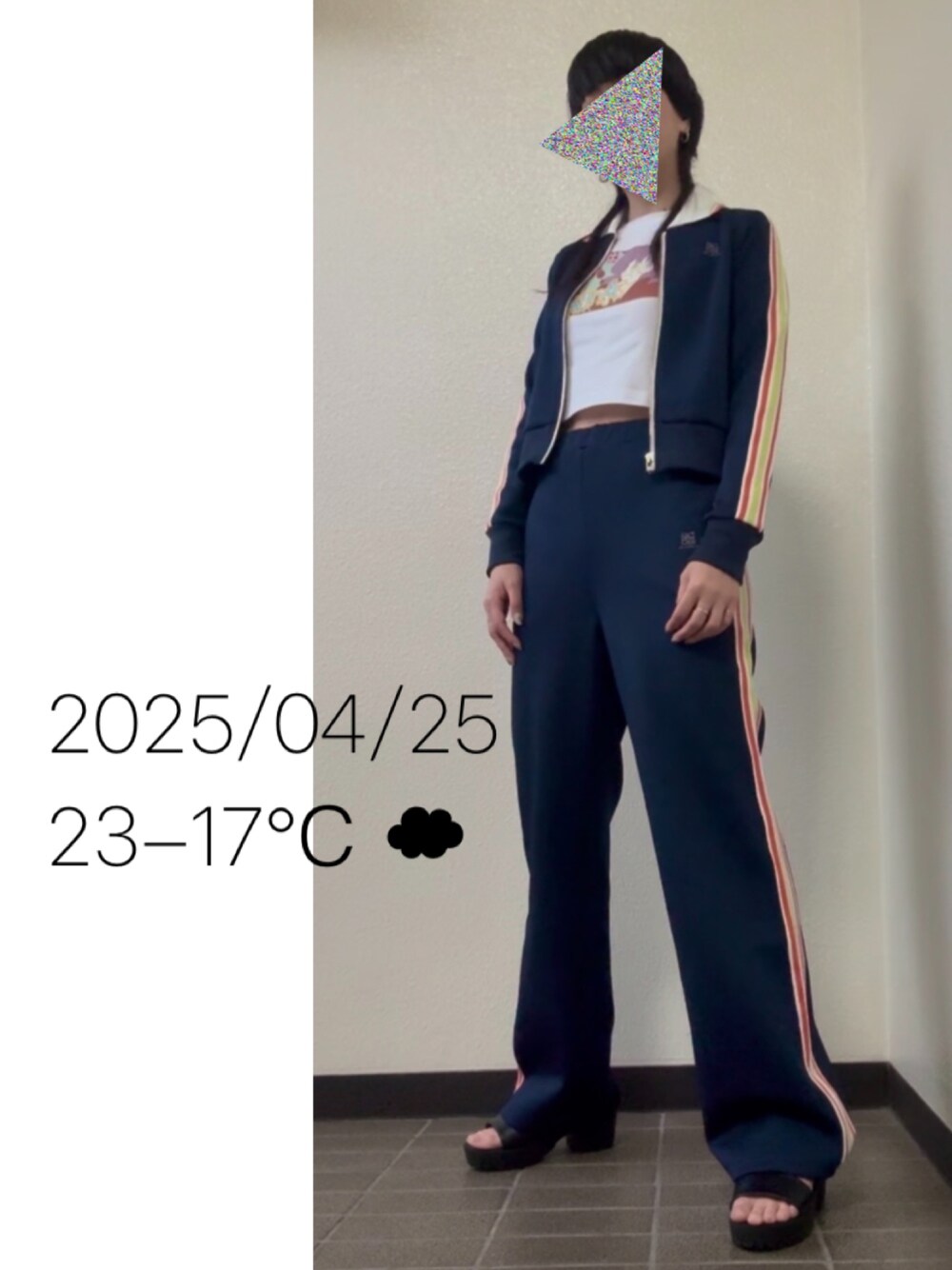 「プラットフォームサンダル、ジャージーパンツ、ジャージージャケット、ジャージーセットアップ、クロップドTシャツ、チビT」｜「MOUSSYのDOUBLE BELT PLATFORM SANDALS（サンダル、ブラック系）」を使った、hingeさん（レディース・161cm）の春コーディネートの1枚目の写真