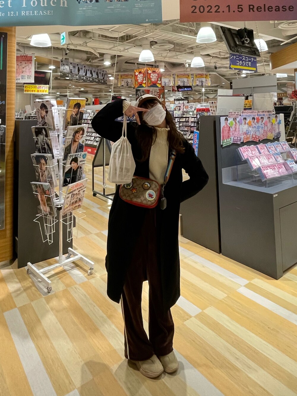 「ブラウンコーデ、WHO’S WHO gallery」｜「WHO'S WHO galleryの【SLOPPY/スロッピー】ベロアストレートパンツ（その他パンツ、ブラウン系）」を使った、アスカスさん（レディース・163cm）の冬コーディネートの1枚目の写真