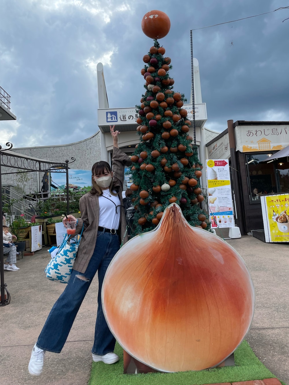 「mekearisa、mekeari、MEKEARISA、淡路島」｜「UNIQLOのMEN スーピマコットンクルーネックT（半袖）A（Tシャツ/カットソー、ホワイト系）」を使った、アスカスさん（レディース・163cm）の秋コーディネートの1枚目の写真