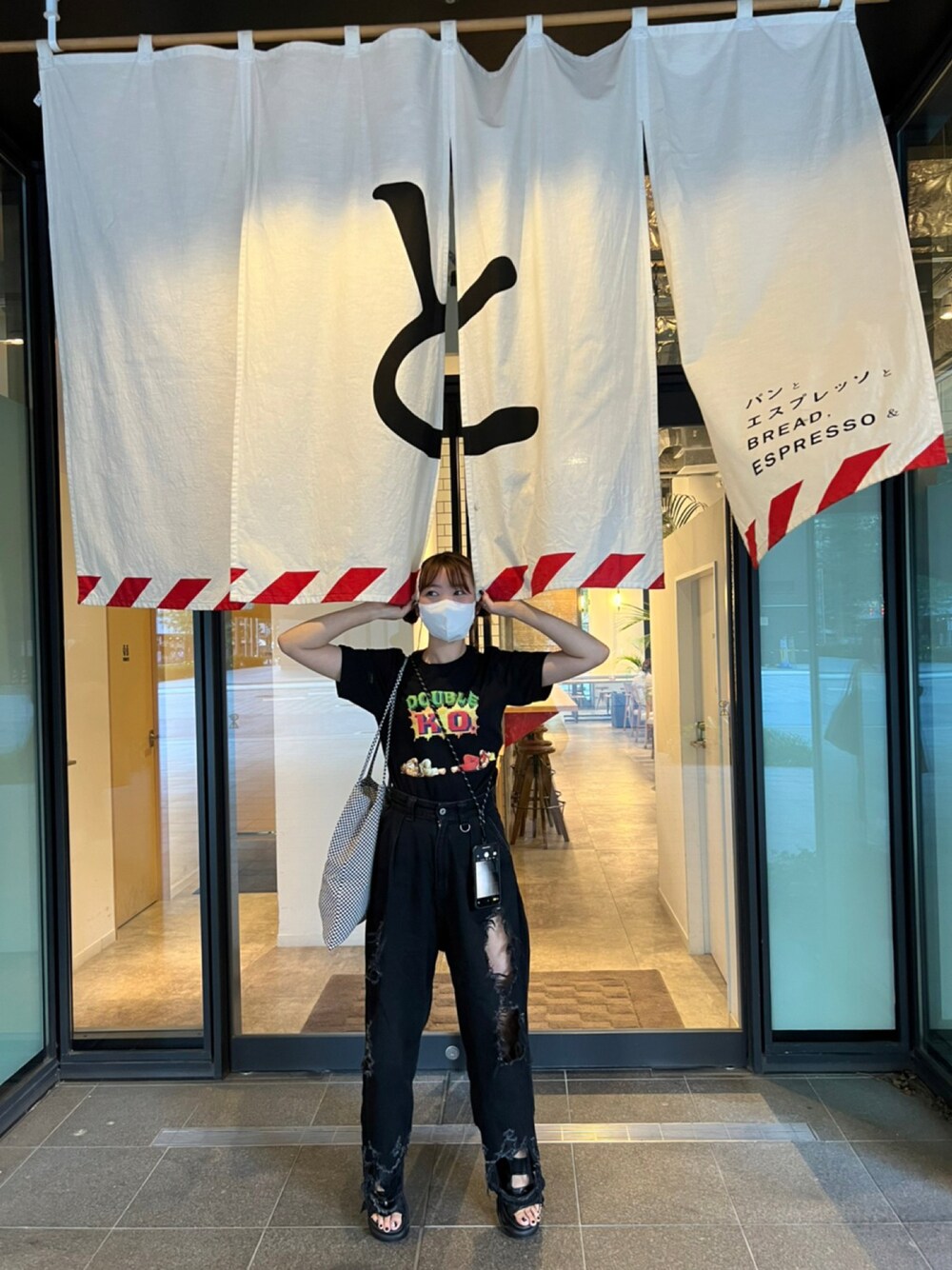 「ブラックコーデ、博多」｜「UNIQLOのザ・ゲーム バイ ストリートファイター UT（半袖）（Tシャツ/カットソー、ブラック系）」を使った、アスカスさん（レディース・163cm）の秋コーディネートの1枚目の写真