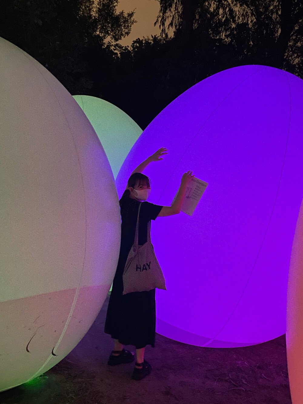 「長居公園、チームラボ、卵」｜「HAYのアイテム（トートバッグ、ブラック系）」を使った、アスカスさん（レディース・163cm）の秋コーディネートの1枚目の写真